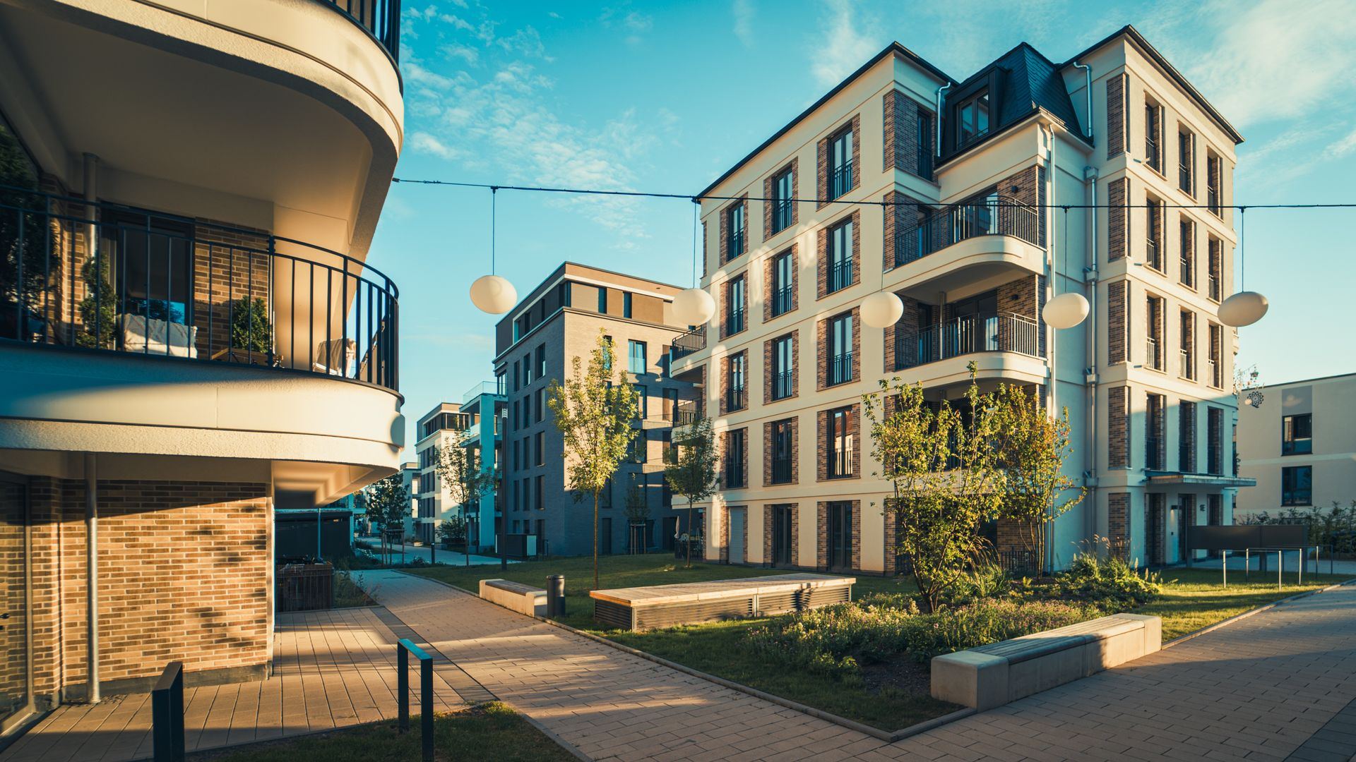 Moderne residentie met balkons in avondlicht